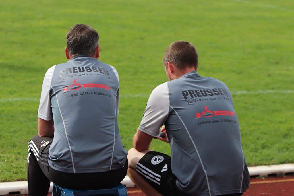 Trainerbank mit Thomas Wirth und Rico Gothe (von hinten)